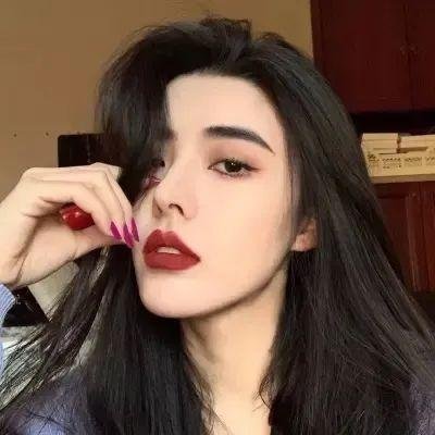 女生向前走